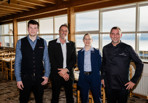 Taxi benötigt, wir gehen auf den Chasseral. :)
Medienkonferenz zur neuen GL des Hotel-Restaurants sowie Vorstellung der "Vision der Zufahrt auf dem Chasseral"
Die Anreise erfolgt bei guten Strassenbedingungen direkt vor das Hotel-Restaurant. Sie können via Lignières anreisen (siehe Karte im Anhang, «gute Wetterbedingungen»).
Bei schlechten Strassenbedingungen holen wir die Medienschaffenden um 9.45 Uhr an der Kreuzung im Wald ab (siehe Karte im Anhang, «schlechte Wetterbedingungen», roter Punkt). Wir haben einen neuen Hotel-Bus. Anschliessend fahren wir Sie mit dem Ratrac hoch. Wir bitten Sie in diesem Fall um etwas Geduld bei der Anreise. Rechnen Sie genügend Zeit ein und ziehen Sie schneefeste Kleider & Schuhe an.
Vor Ort wird es ein kleines Apéro geben. Für Verpflegung ist also gesorgt.