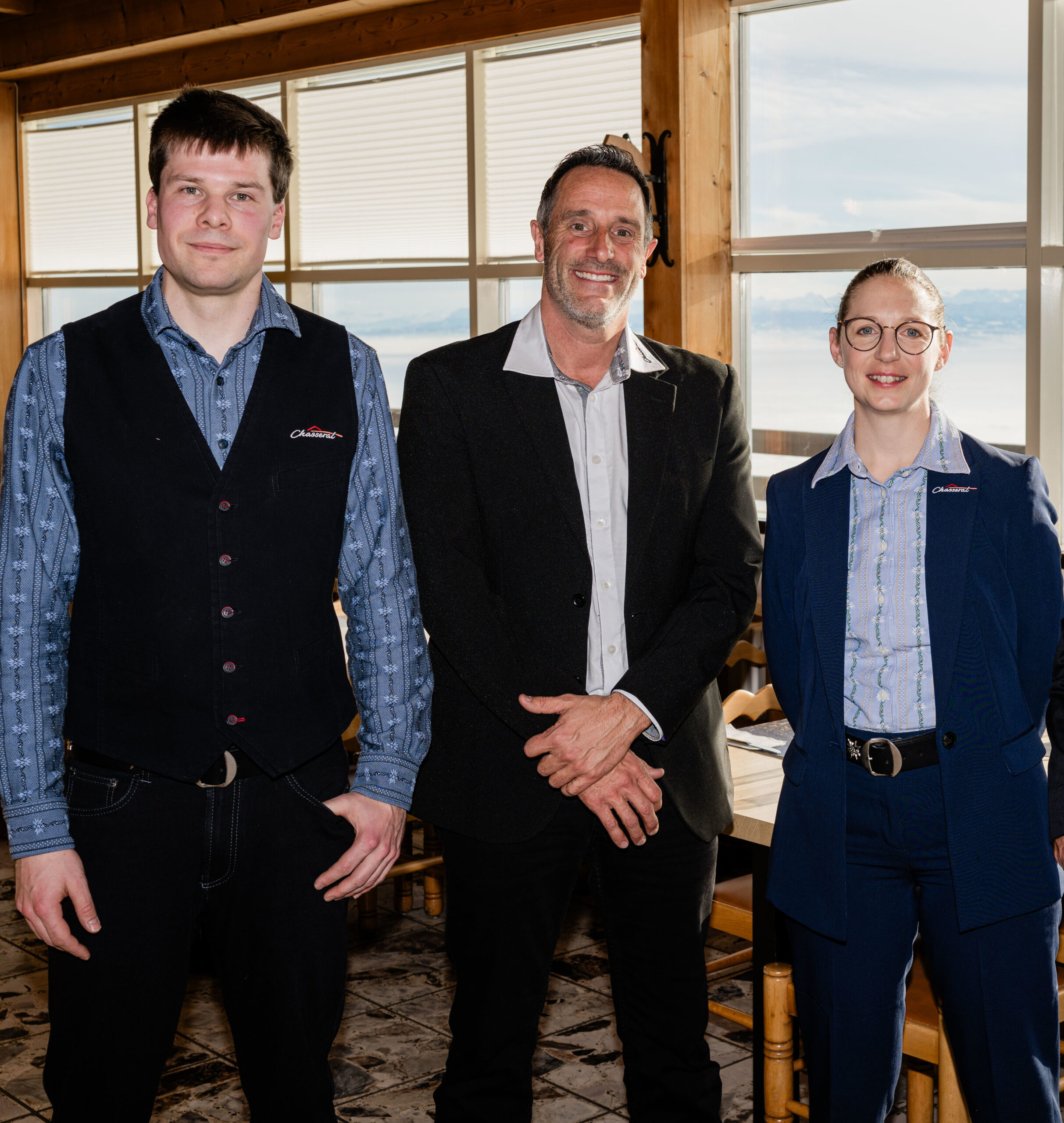 Taxi benötigt, wir gehen auf den Chasseral. :)
Medienkonferenz zur neuen GL des Hotel-Restaurants sowie Vorstellung der "Vision der Zufahrt auf dem Chasseral"
Die Anreise erfolgt bei guten Strassenbedingungen direkt vor das Hotel-Restaurant. Sie können via Lignières anreisen (siehe Karte im Anhang, «gute Wetterbedingungen»).
Bei schlechten Strassenbedingungen holen wir die Medienschaffenden um 9.45 Uhr an der Kreuzung im Wald ab (siehe Karte im Anhang, «schlechte Wetterbedingungen», roter Punkt). Wir haben einen neuen Hotel-Bus. Anschliessend fahren wir Sie mit dem Ratrac hoch. Wir bitten Sie in diesem Fall um etwas Geduld bei der Anreise. Rechnen Sie genügend Zeit ein und ziehen Sie schneefeste Kleider & Schuhe an.
Vor Ort wird es ein kleines Apéro geben. Für Verpflegung ist also gesorgt.